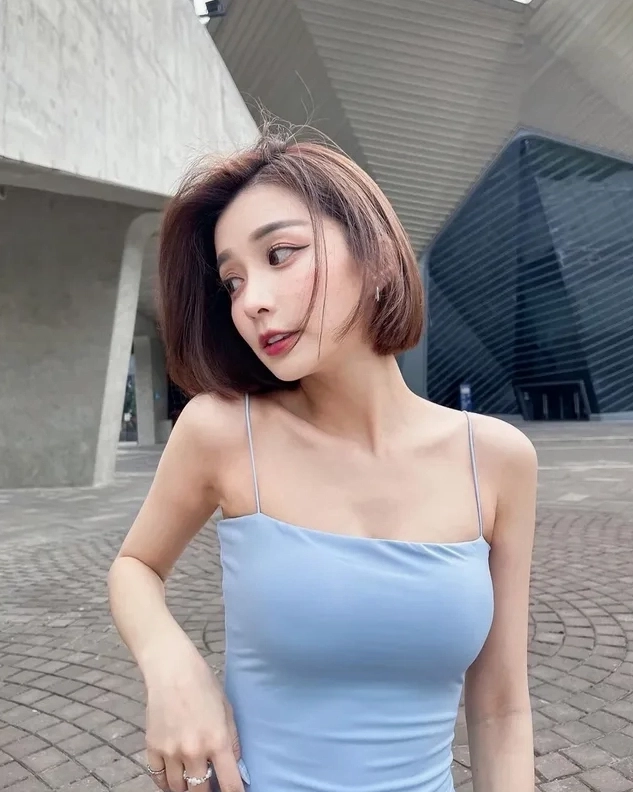 Cô gái tóc ngắn xinh đẹp mặc bikini khoe làn da khỏe mạnh dưới ánh mặt trời