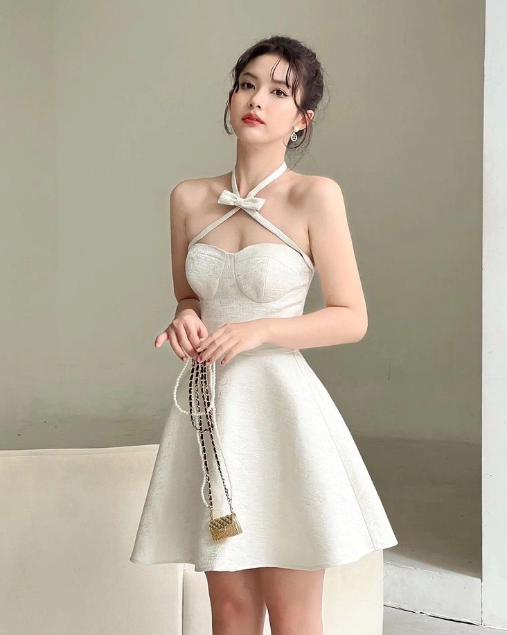 Cô gái xinh đẹp trong chiếc váy trắng nhẹ nhàng