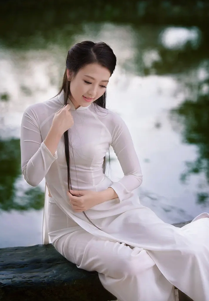 Cô gái xinh đẹp trong tà áo dài trắng mỉm cười duyên dáng