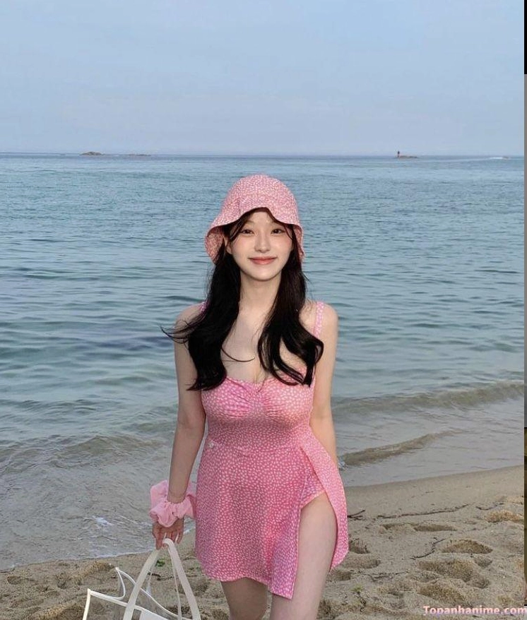 Cô nàng diện bikini màu đỏ rực rỡ khoe làn da trắng mịn