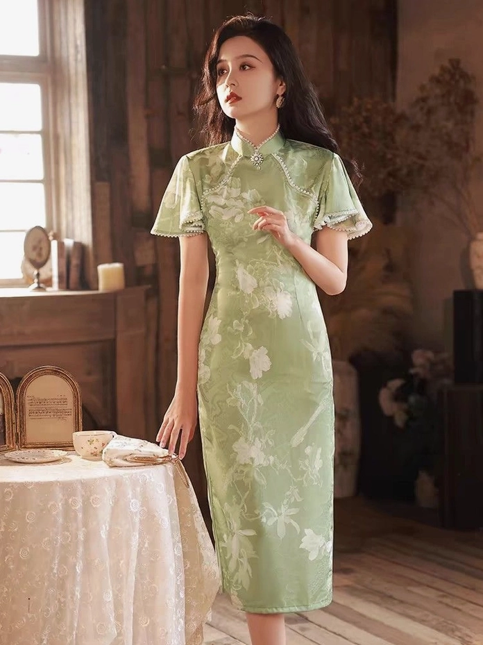 Cô nàng diện sườn xám với ánh nhìn đầy cuốn hút