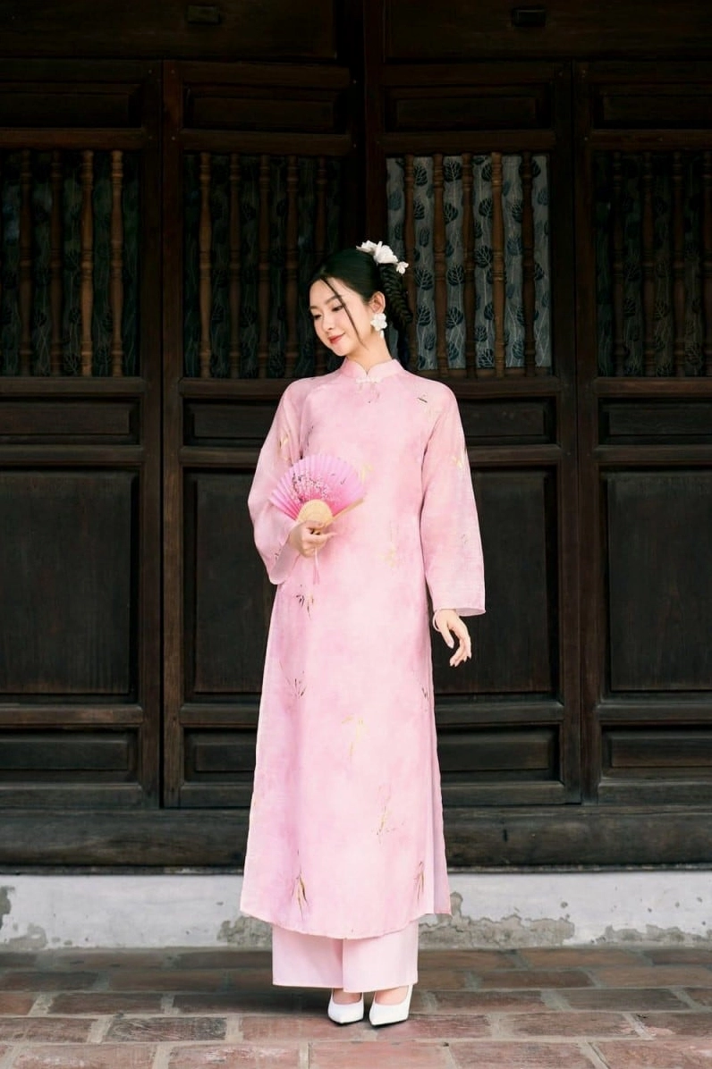 Cô nàng khoe vóc dáng thon thả với chiếc áo dài tết thiết kế ôm sát