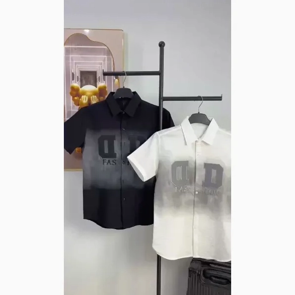 Cô nàng phá cách khi khoác nhẹ áo sơ mi ngoài set đồ ba lỗ