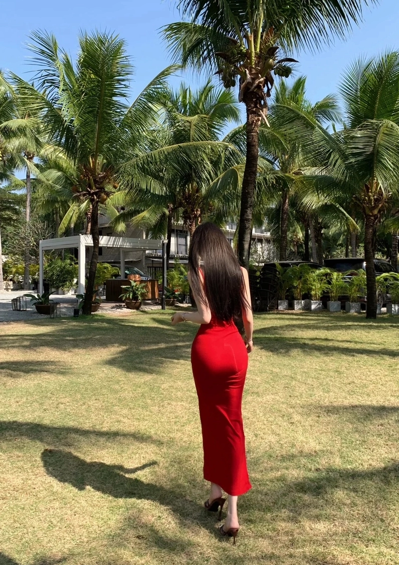 Cô nàng rạng rỡ và thu hút sự chú ý tuyệt đối nhờ chiếc váy đỏ thiết kế độc đáo