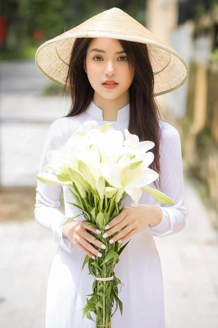 Cô nàng sành điệu khoe sắc rạng rỡ trong tà áo dài trắng tinh khôi