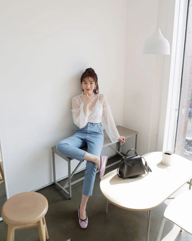 Cô nàng trong bộ trang phục xuyên thấu đầy quyến rũ