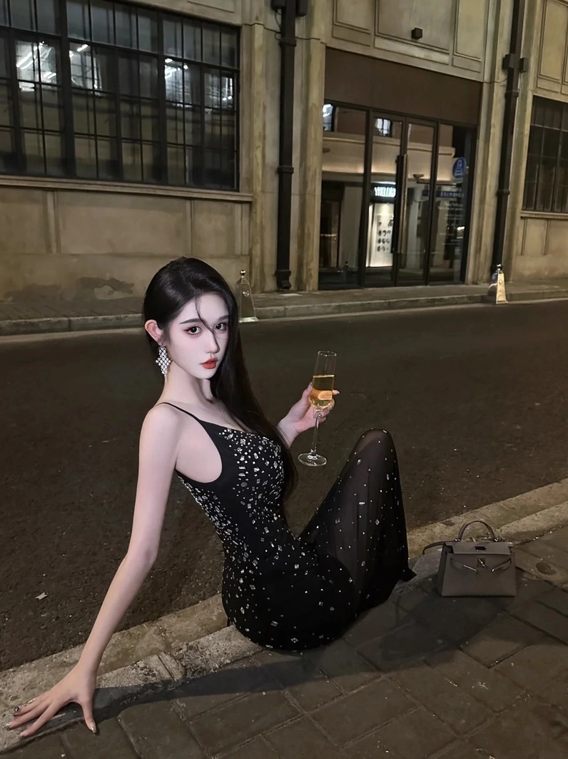 Cô nàng xinh đẹp khoe dáng trong chiếc váy bó quyến rũ