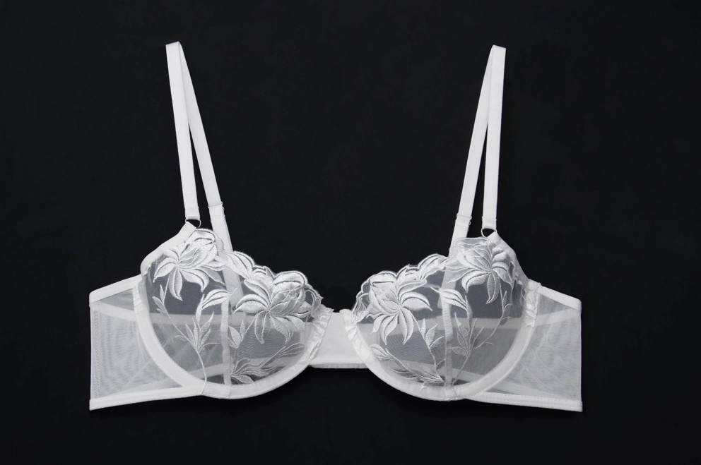 Cô nàng xinh xắn mặc đồ lót trắng tự tin khoe dáng chuẩn cùng ánh mắt sâu lắng hút hồn