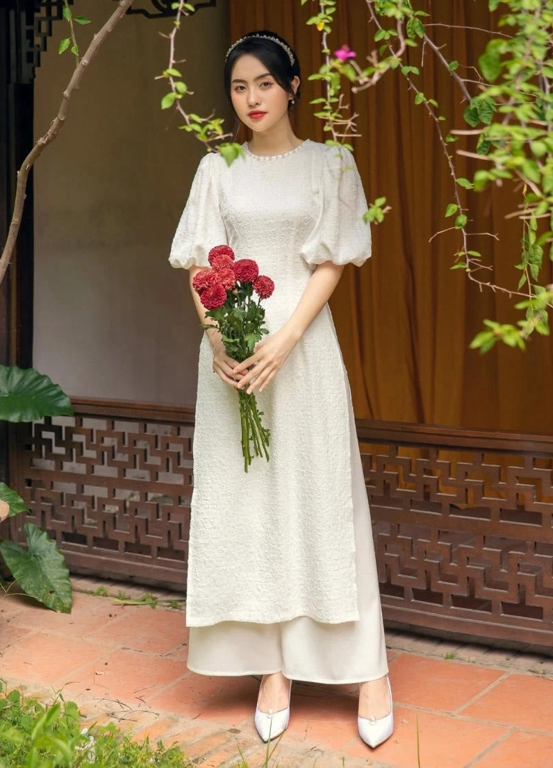 Cô nàng xinh xắn tạo dáng tự tin với bộ áo dài tết lộng lẫy