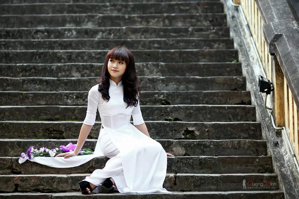 Cô sinh viên tỏa sáng với làn da trắng mịn màng bên tà áo thướt tha