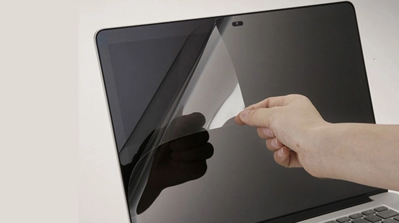 Hướng dẫn chi tiết cách bảo vệ màn hình laptop hiệu quả nhất năm 2026 1 Dán tấm dán màn hình bảo vệ laptop