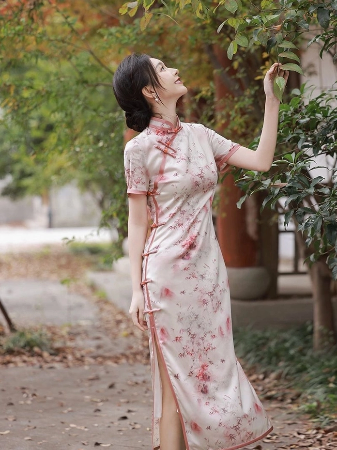 Dáng vẻ thướt tha yêu kiều làm đắm say mọi ánh nhìn
