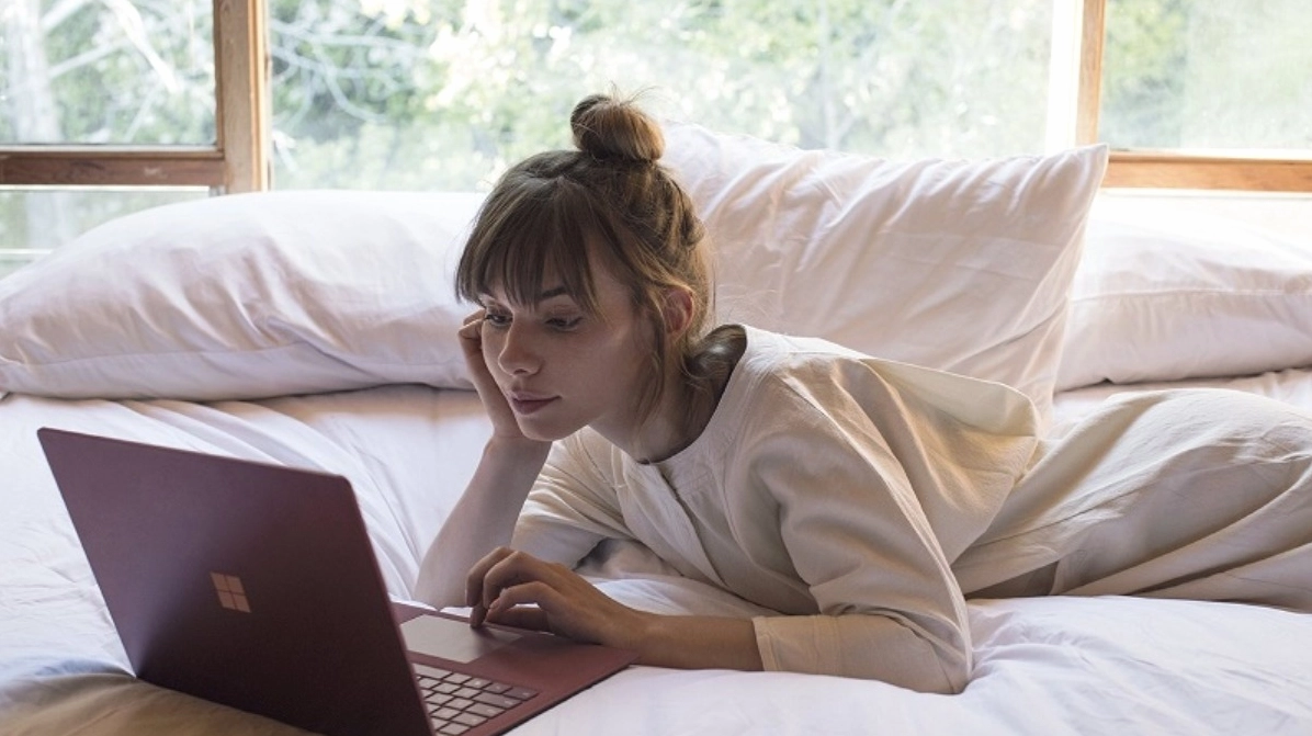 Bật mí cách sử dụng laptop bền nhất giúp thiết bị luôn hoạt động ổn định và kéo dài tuổi thọ 1 Đặt laptop trên bề mặt phẳng