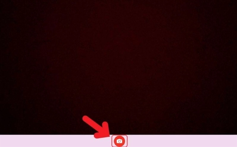 Để chụp ảnh, bạn chỉ cần nhấn vào nút chụp màu đỏ có biểu tượng máy ảnh trên giao diện