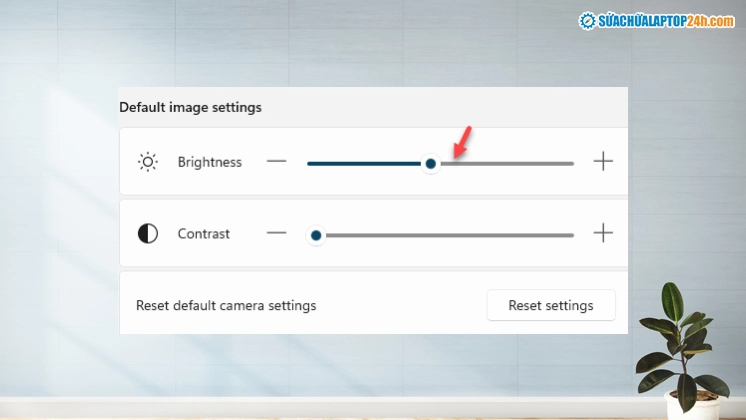 Di chuyển thanh trượt Brightness để tăng độ sáng cho camera laptop