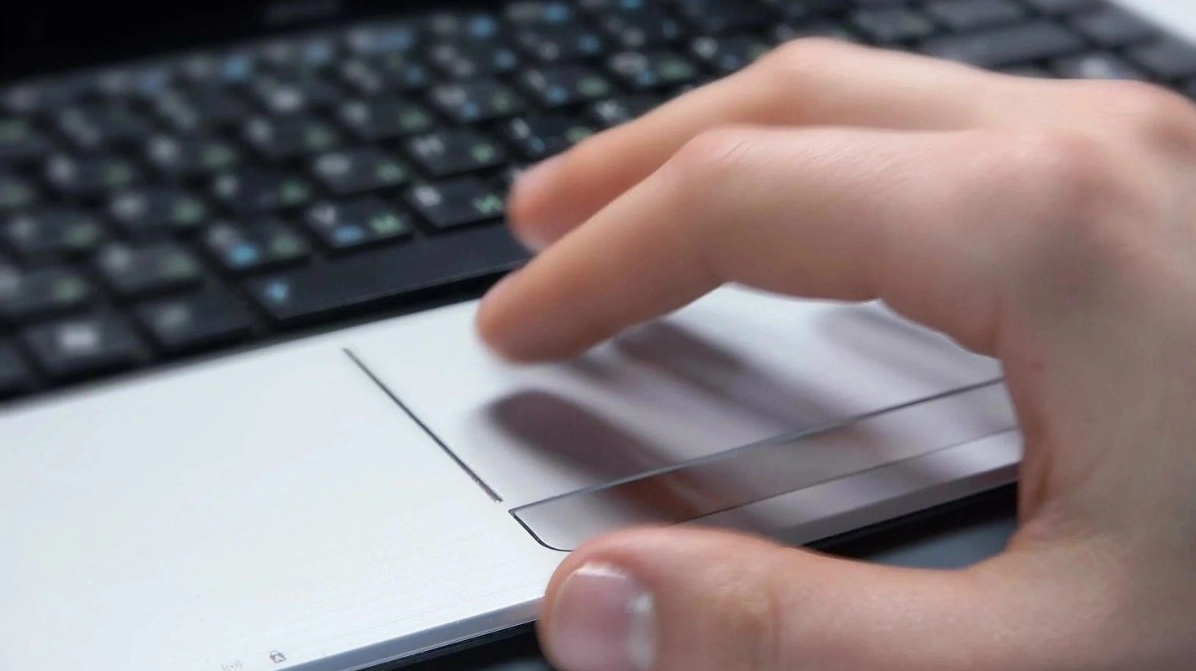 Di chuyển trên touchpad để kiểm tra độ nhạy