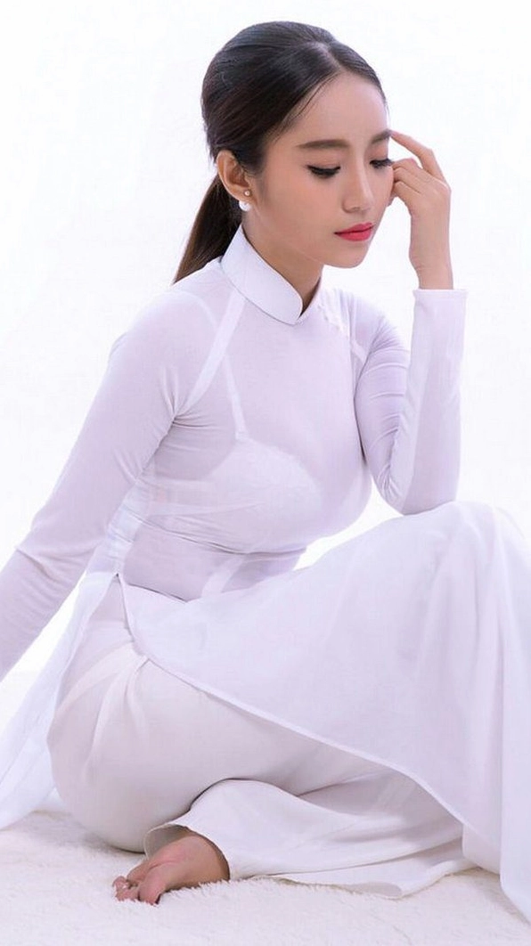 Độ mỏng manh đầy cuốn hút của thiết kế áo dài siêu mỏng