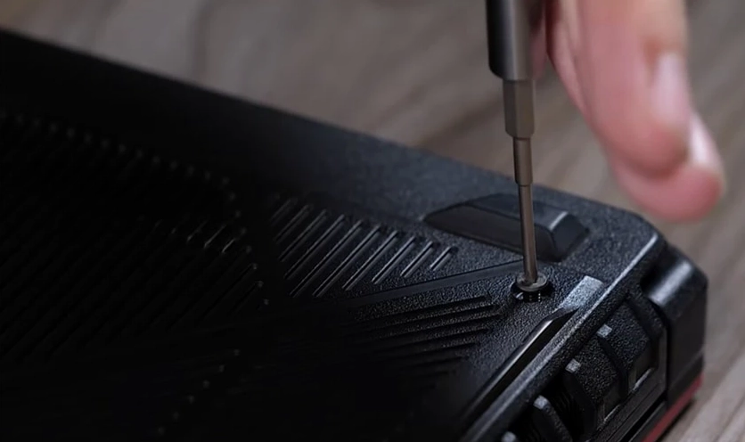 Đóng nắp lưng laptop và vặn chặt các ốc vít bảo vệ phần cứng
