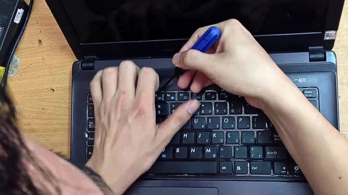 Hướng dẫn chi tiết cách mở laptop không cần nút nguồn hiệu quả nhanh chóng 13 Dùng que nhựa mỏng hoặc vật mềm cạy nhẹ nút