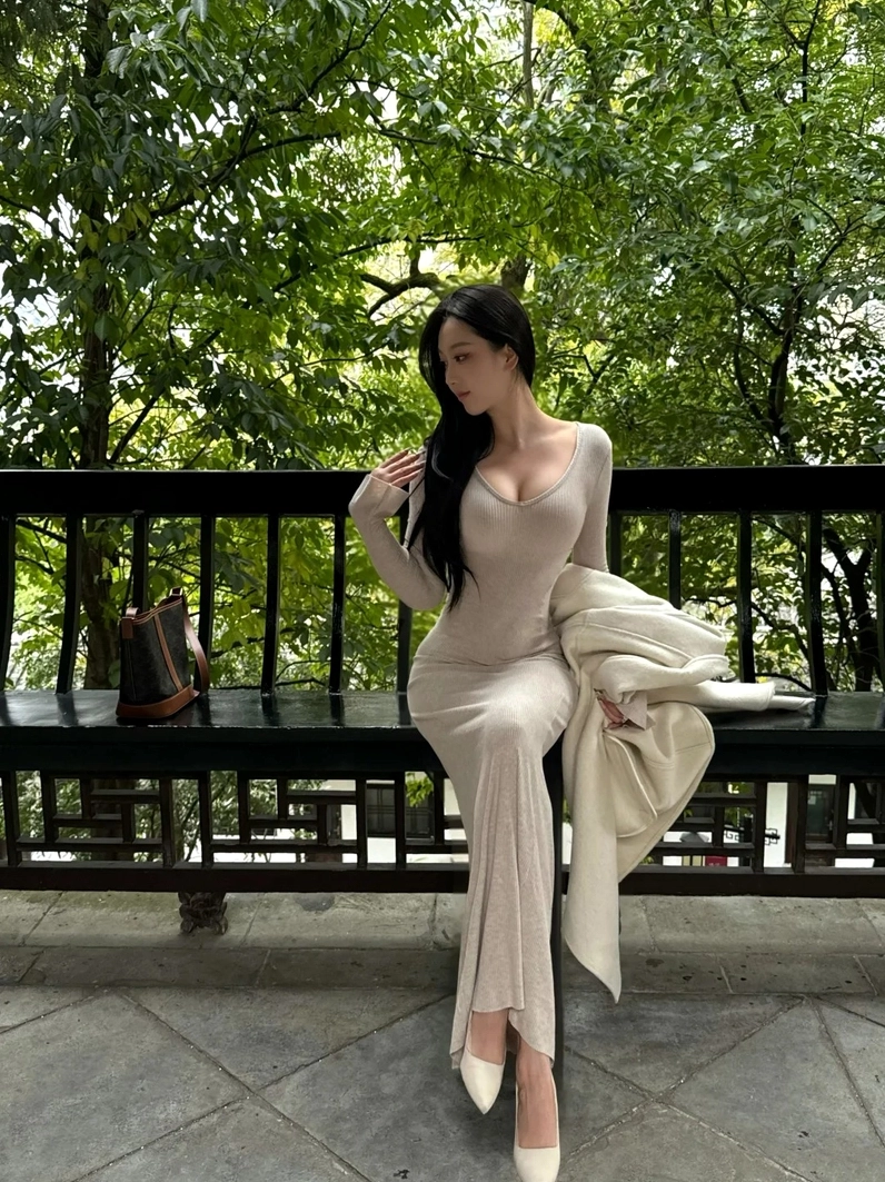 Đường cong nóng bỏng hiện rõ qua lớp váy bó sát