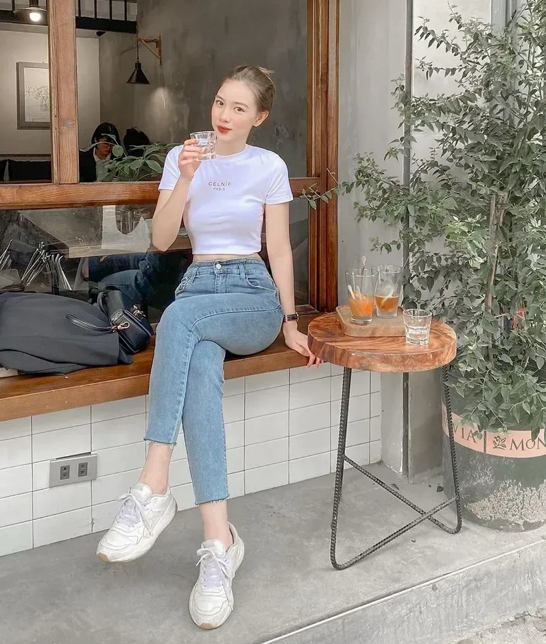 Gái cute che mặt tạo vẻ bí ẩn đầy lôi cuốn khiến người xem phải tò mò