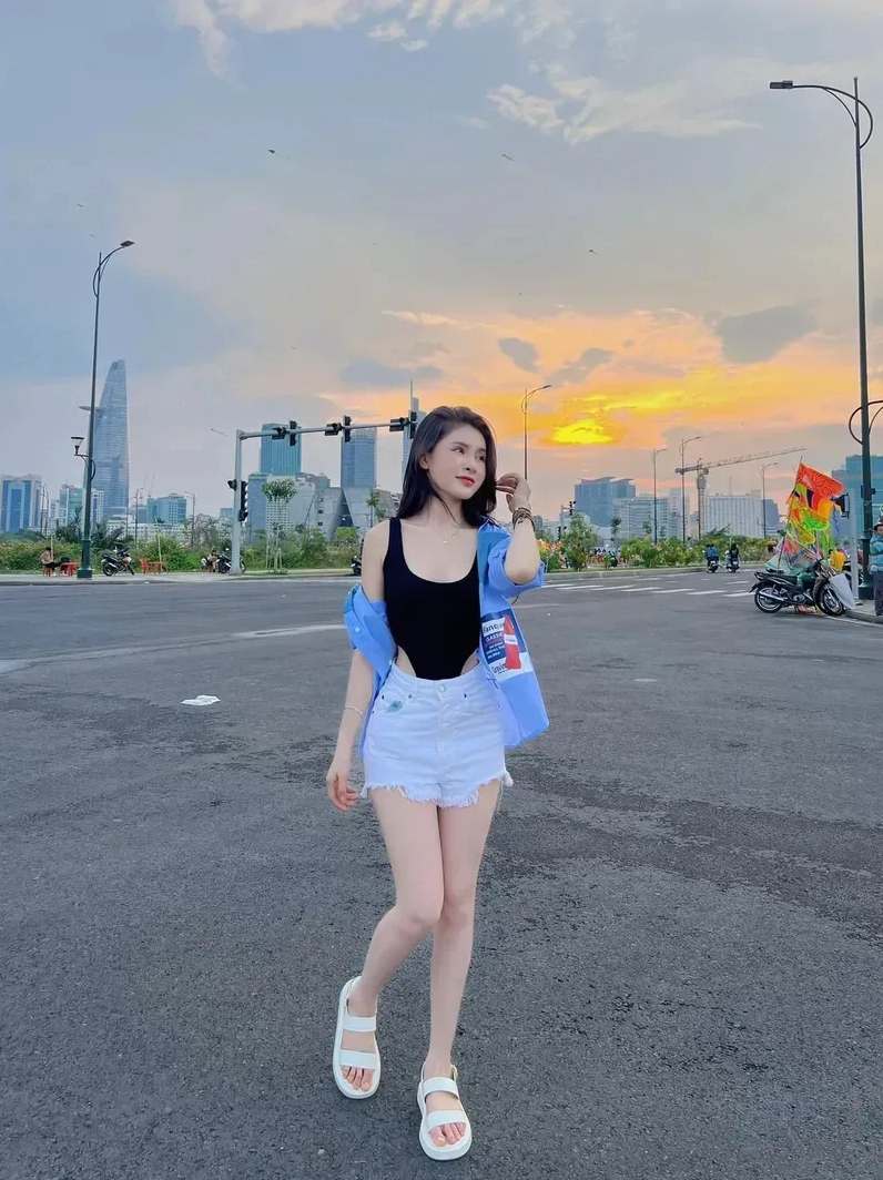 Gái đẹp 2k8 tự tin thể hiện phong cách cá nhân thu hút sự chú ý nhờ nét đẹp dễ thương và quyến rũ