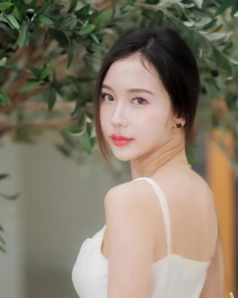 Gái đẹp k9 tự tin thể hiện nét đẹp tươi trẻ nổi bật với gu thời trang riêng biệt