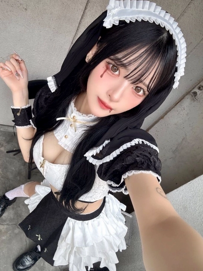 Gái đẹp mặc đồ hầu gái nhẹ nhàng tinh khôi