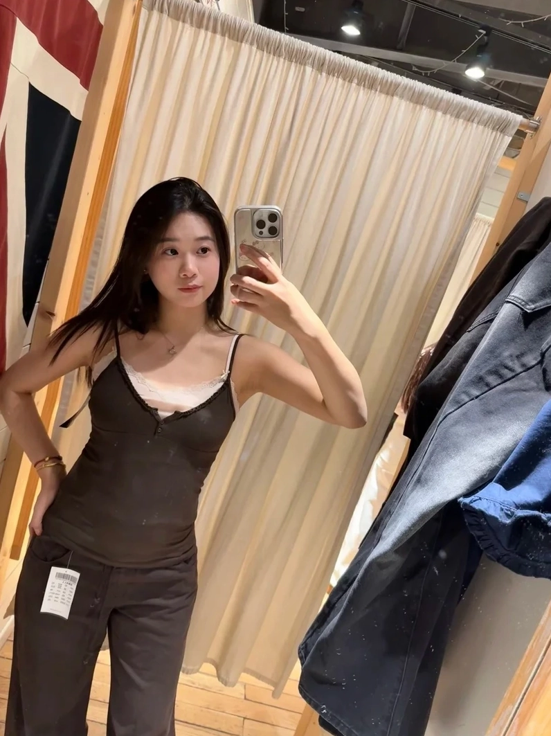 Gái mặc áo 2 dây body đẹp tự tin khoe vóc dáng chuẩn