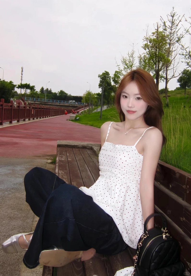 Gái mặc áo 2 dây cá tính tạo dấu ấn riêng trên phố