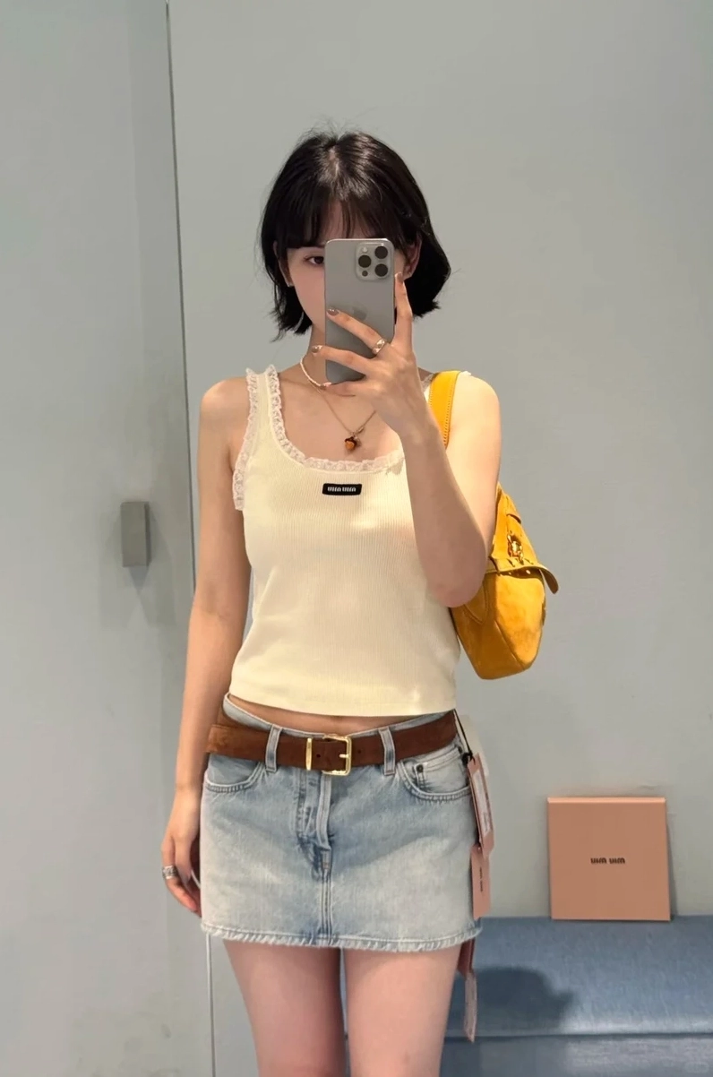 Gái mặc áo 2 dây chụp ảnh lưu giữ khoảnh khắc quyến rũ