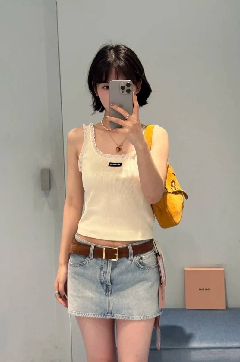 Gái mặc áo 2 dây chụp ảnh lưu giữ khoảnh khắc quyến rũ