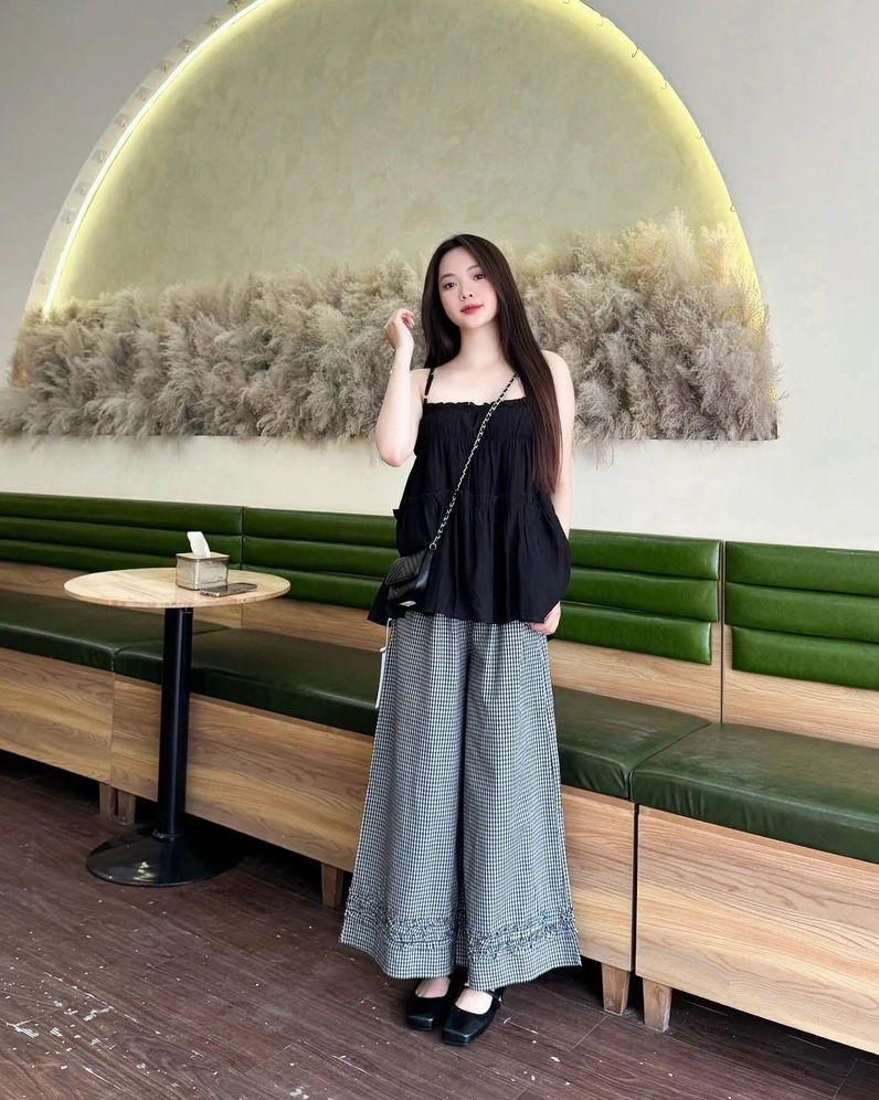 Gái mặc áo 2 dây dáng đẹp tôn lên đường cong hoàn hảo