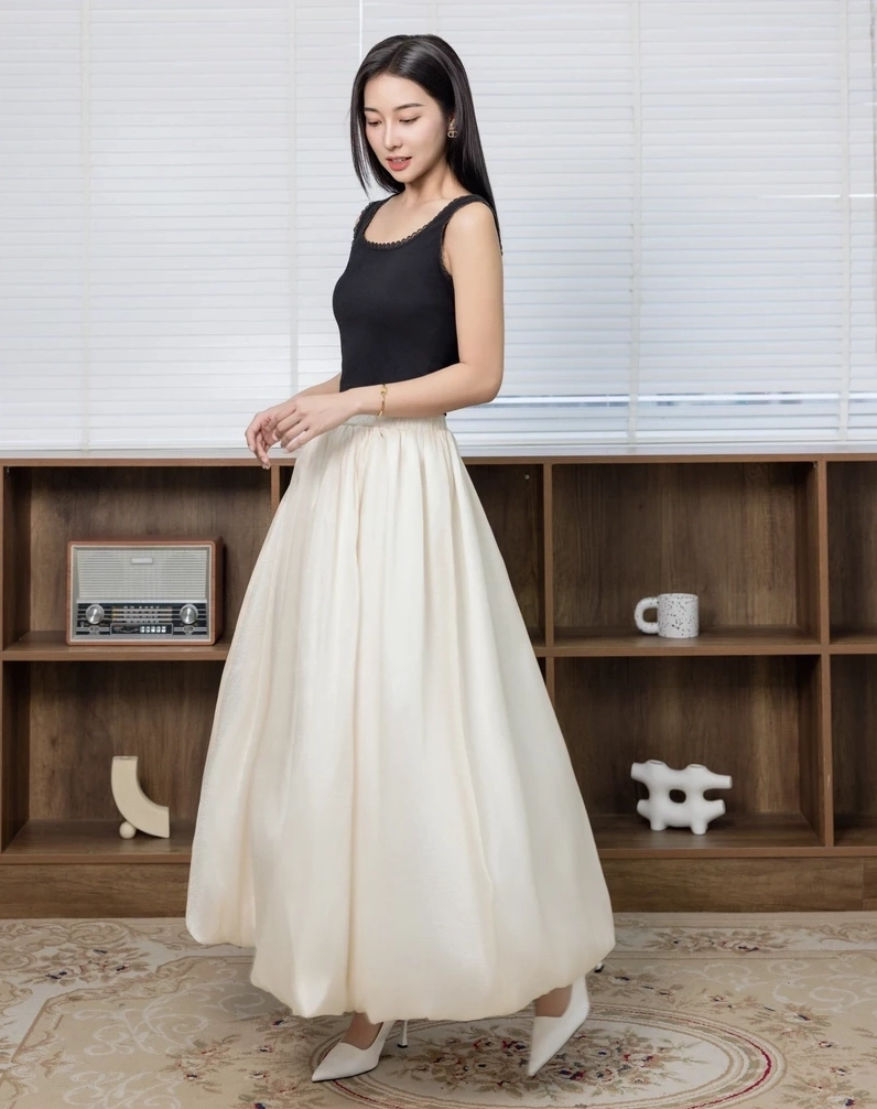 Gái mặc áo 2 dây gợi cảm thu hút mọi ánh nhìn xung quanh