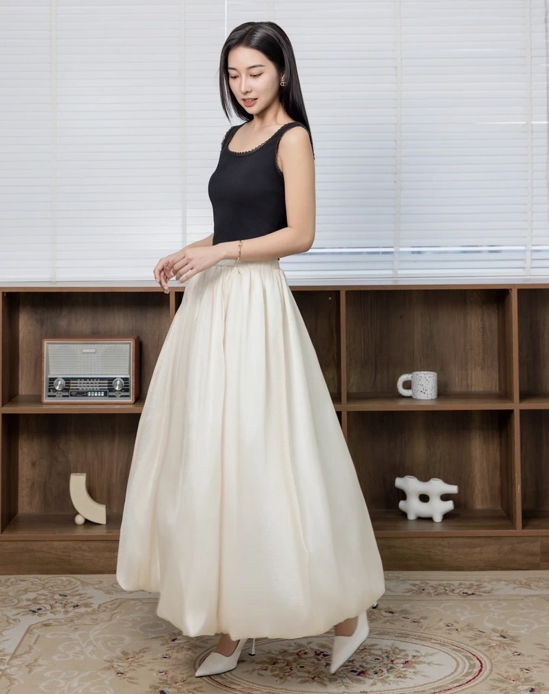 Gái mặc áo 2 dây gợi cảm thu hút mọi ánh nhìn xung quanh