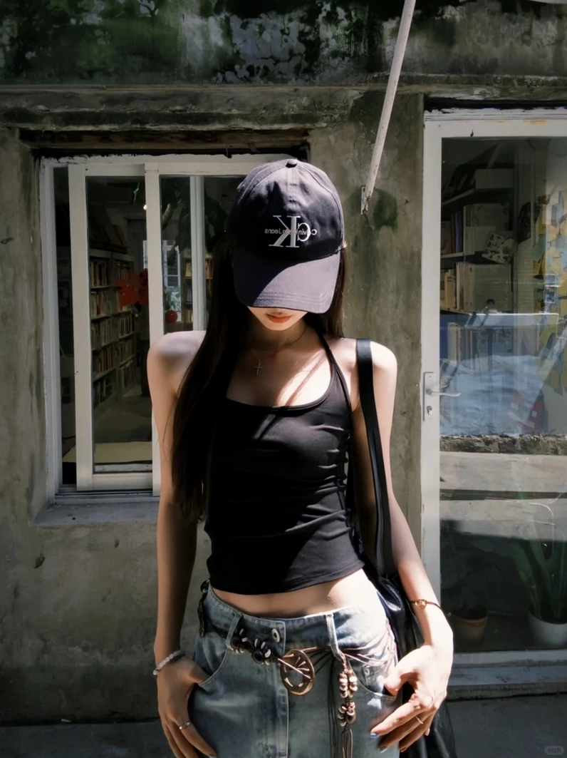 Gái mặc áo 2 dây hot girl tỏa sáng trong mọi khung hình