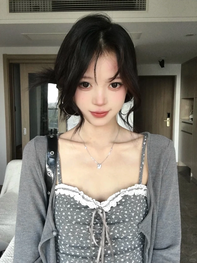 Gái mặc áo 2 dây khoe vai tự tin sải bước trên bãi cát