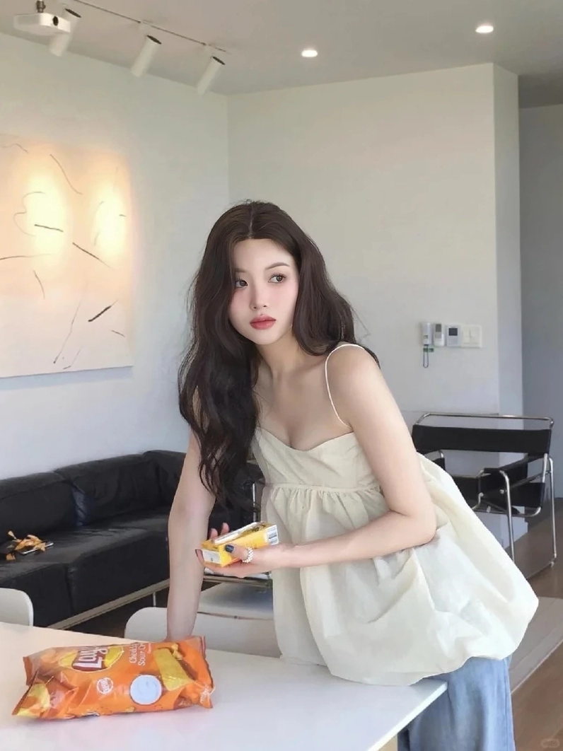 Gái mặc áo 2 dây lookbook nổi bật như fashion influencer