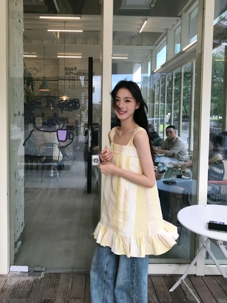 Gái mặc áo 2 dây ngoài trời hòa mình cùng ánh nắng tự nhiên