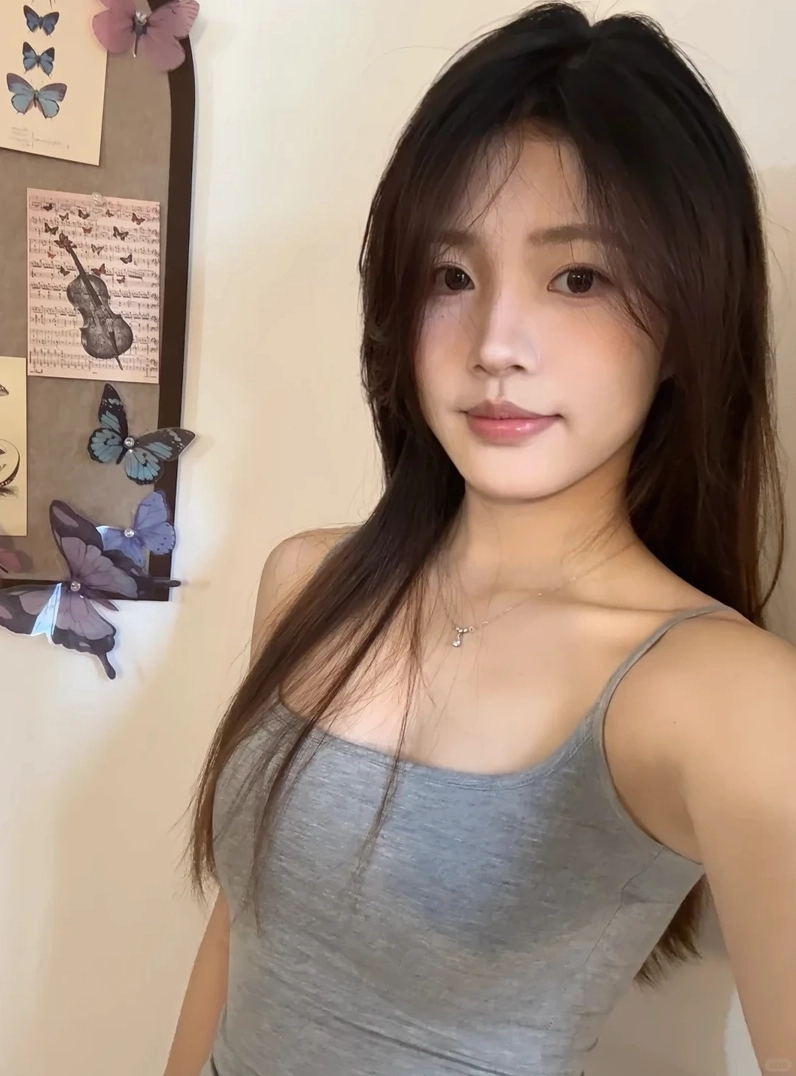 Gái mặc áo 2 dây phong cách hiện đại thời thượng và nổi bật