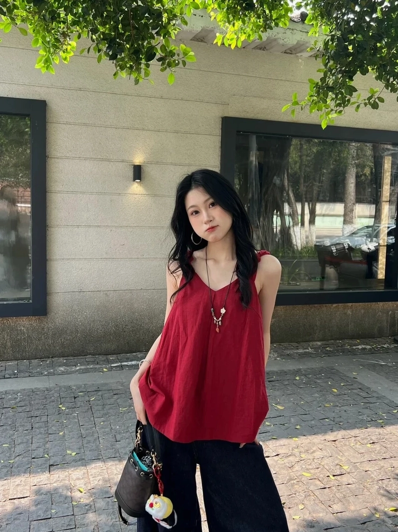 Gái mặc áo 2 dây quyến rũ bừng sáng với phong cách riêng