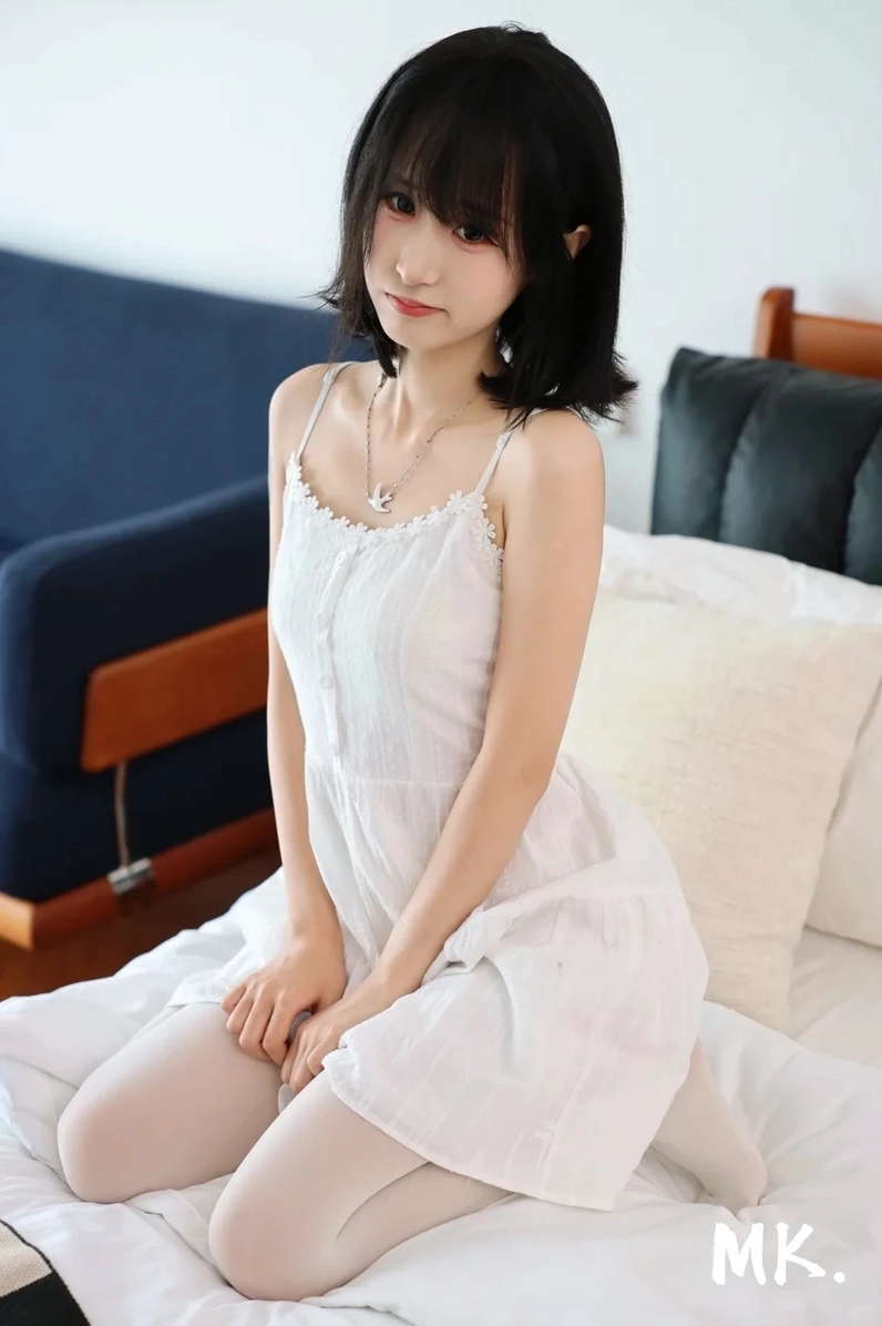 Gái mặc áo 2 dây street style trendy và đầy cá tính