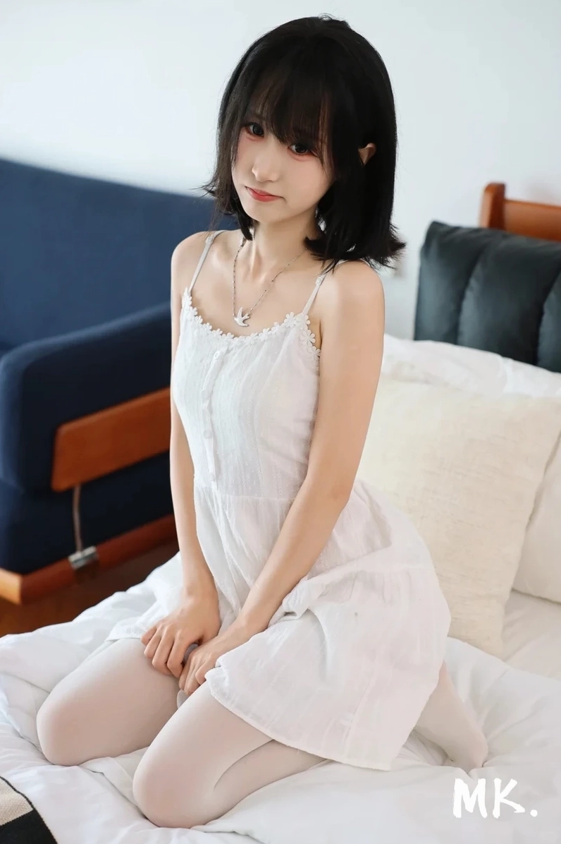 Gái mặc áo 2 dây street style trendy và đầy cá tính