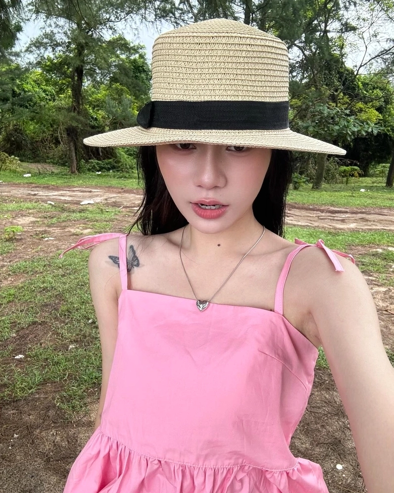 Gái mặc áo 2 dây thời trang dẫn đầu xu hướng mùa hè