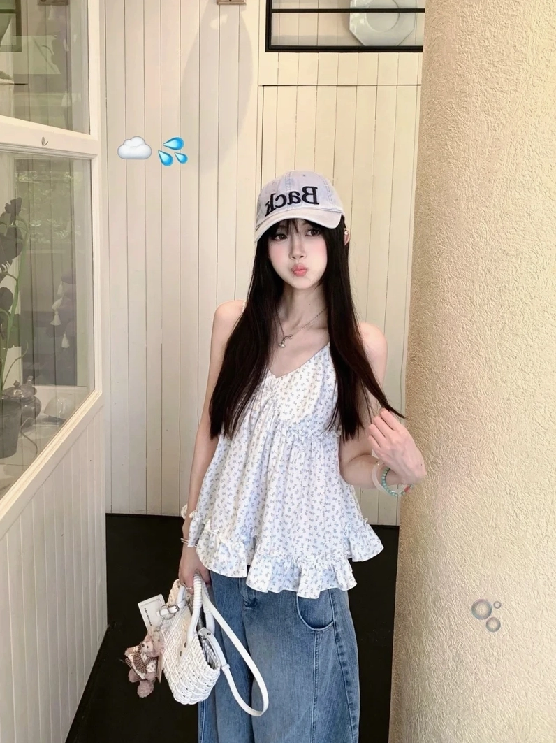 Gái mặc áo 2 dây tối giản giản dị nhưng vẫn nổi bật