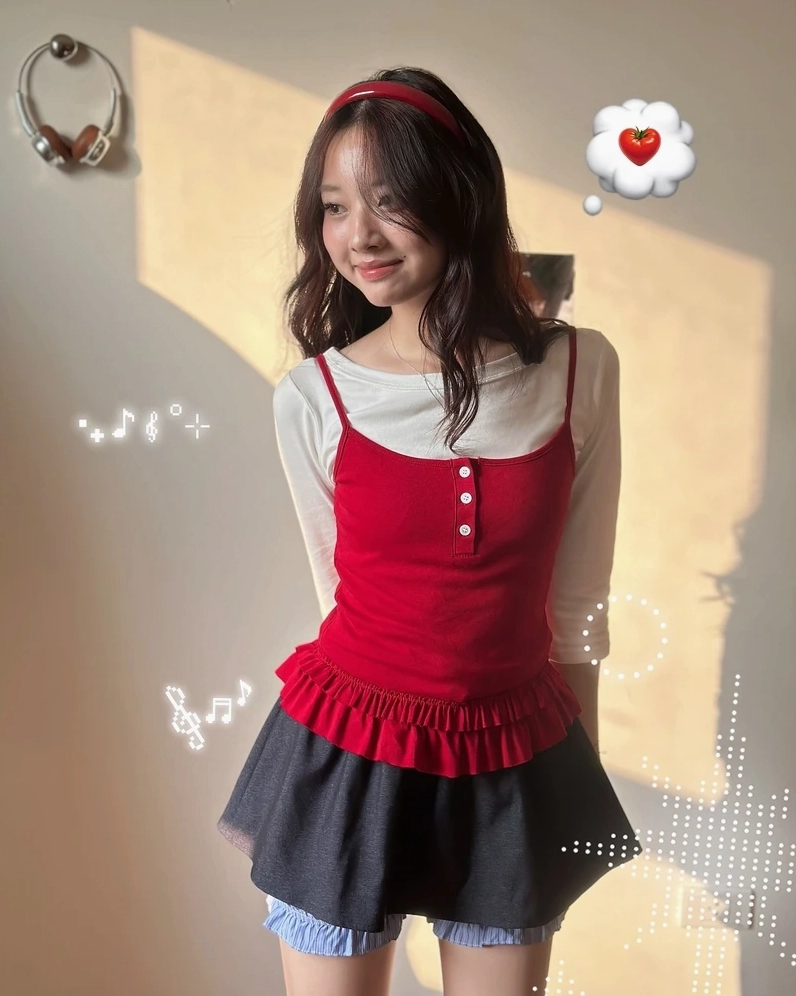 Gái mặc áo 2 dây trẻ trung tràn đầy năng lượng và tươi tắn