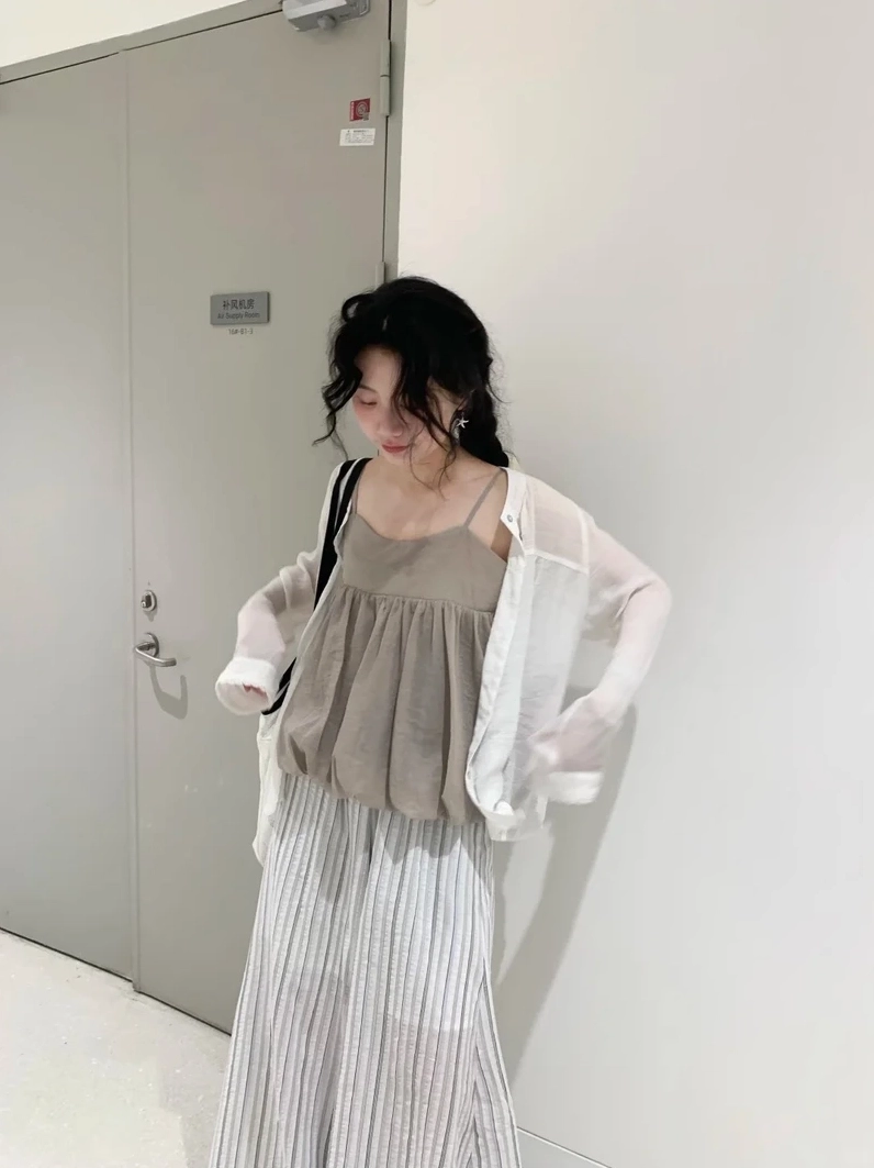 Gái mặc áo 2 dây xinh đẹp khiến mọi ánh mắt phải ngoái nhìn