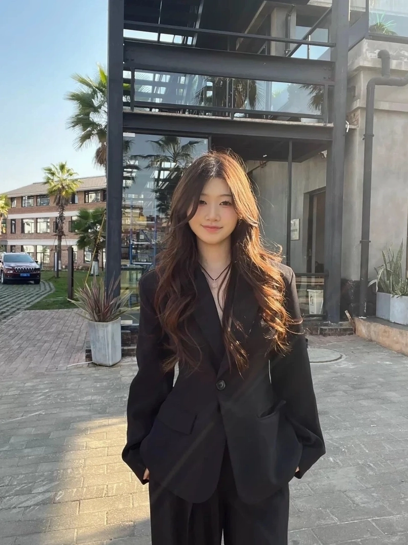 Gái mặc đồ công sở sang trọng tỏa sáng thu hút mọi ánh nhìn