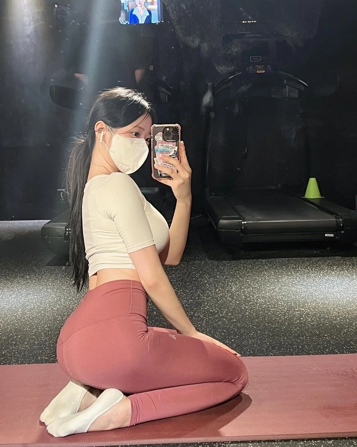 Gái mặc quần legging phong cách cá tính và năng động
