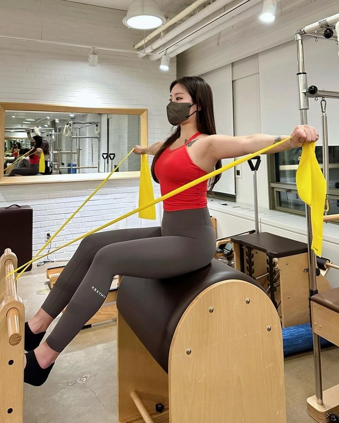 Gái mặc quần legging phong cách tối giản nhưng quyến rũ